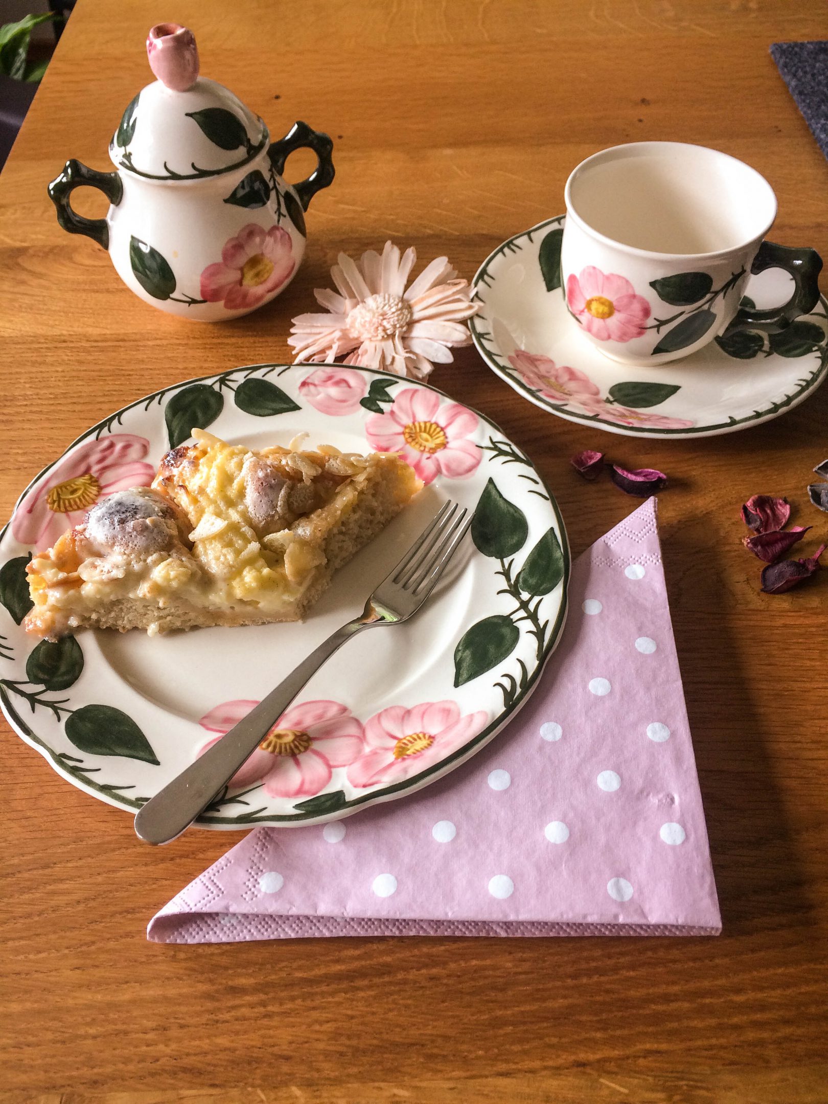 Butterkuchen mit Pudding und Sahne