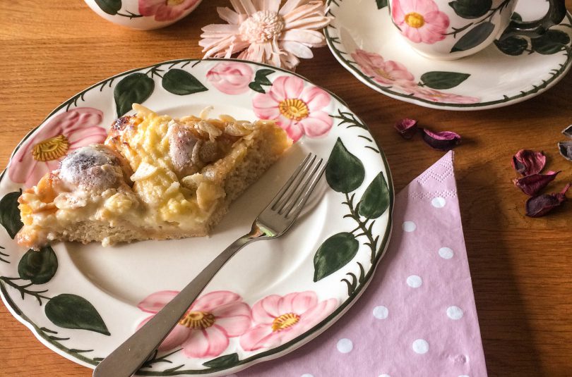 Butterkuchen mit Pudding und Sahne