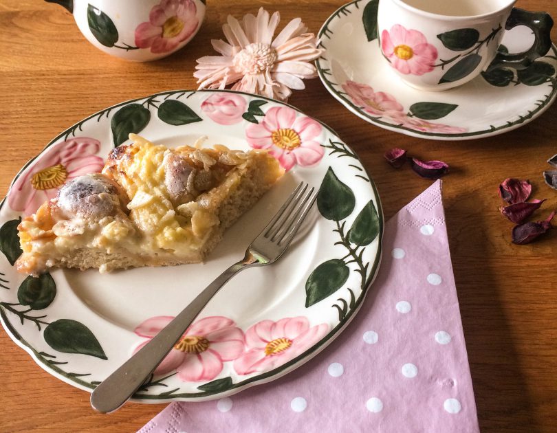 Butterkuchen mit Pudding und Sahne