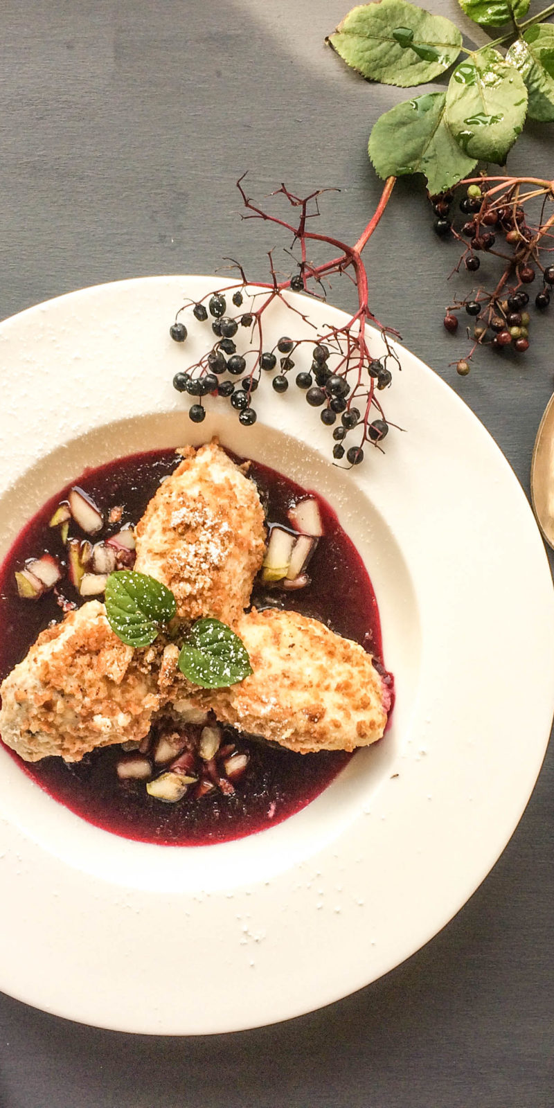 Topfenknödel mit Apfel-Holunder-Sauce - Frau Werft