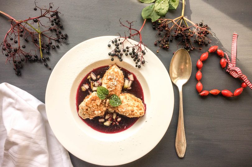 Topfenknödel mit Apfel-Holunder-Sauce