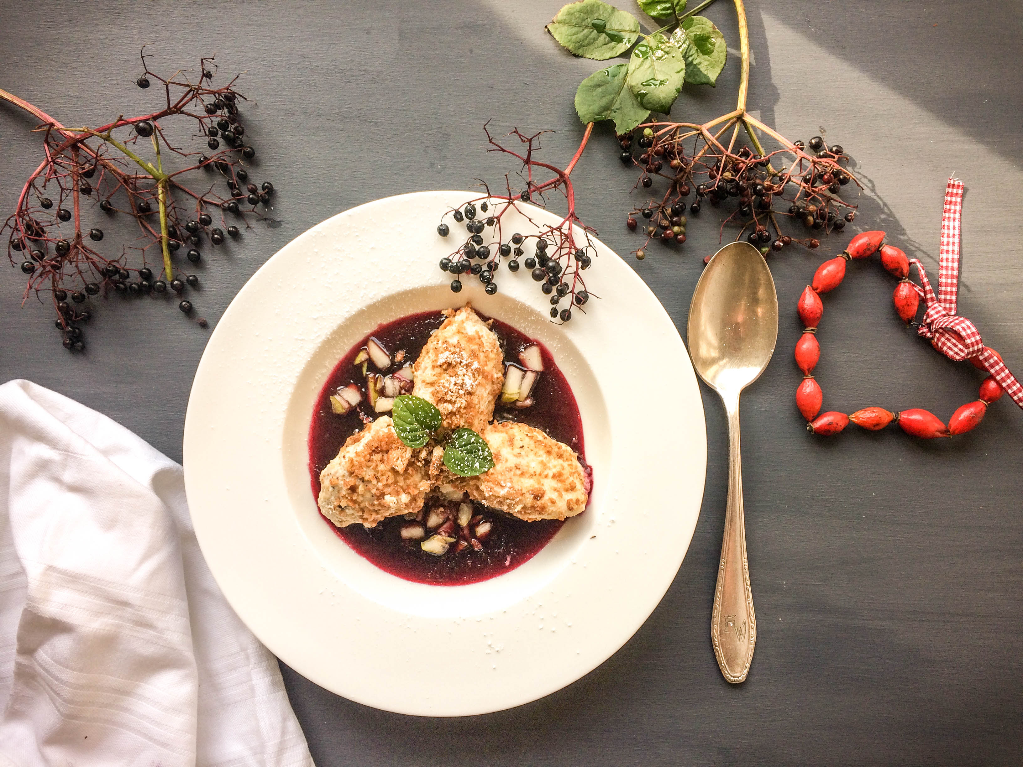 Topfenknödel mit Apfel-Holunder-Sauce - Frau Werft