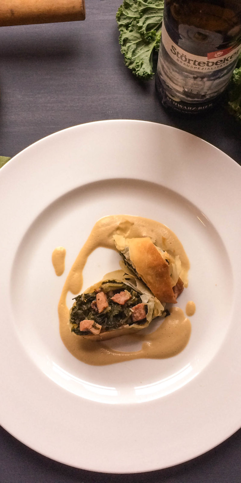 Grünkohl-Strudel mit Schwarzbier-Sabayon - Frau Werft