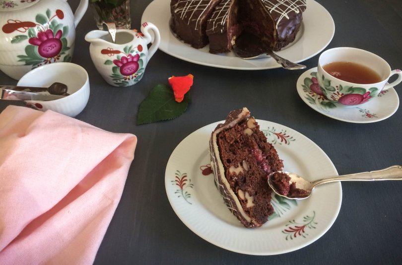Walnuss-Kuchen mit Preiselbeer-Kirschwasser-Marzipan