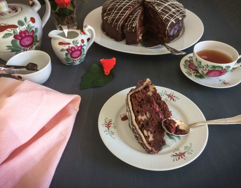 Walnuss-Kuchen mit Preiselbeer-Kirschwasser-Marzipan