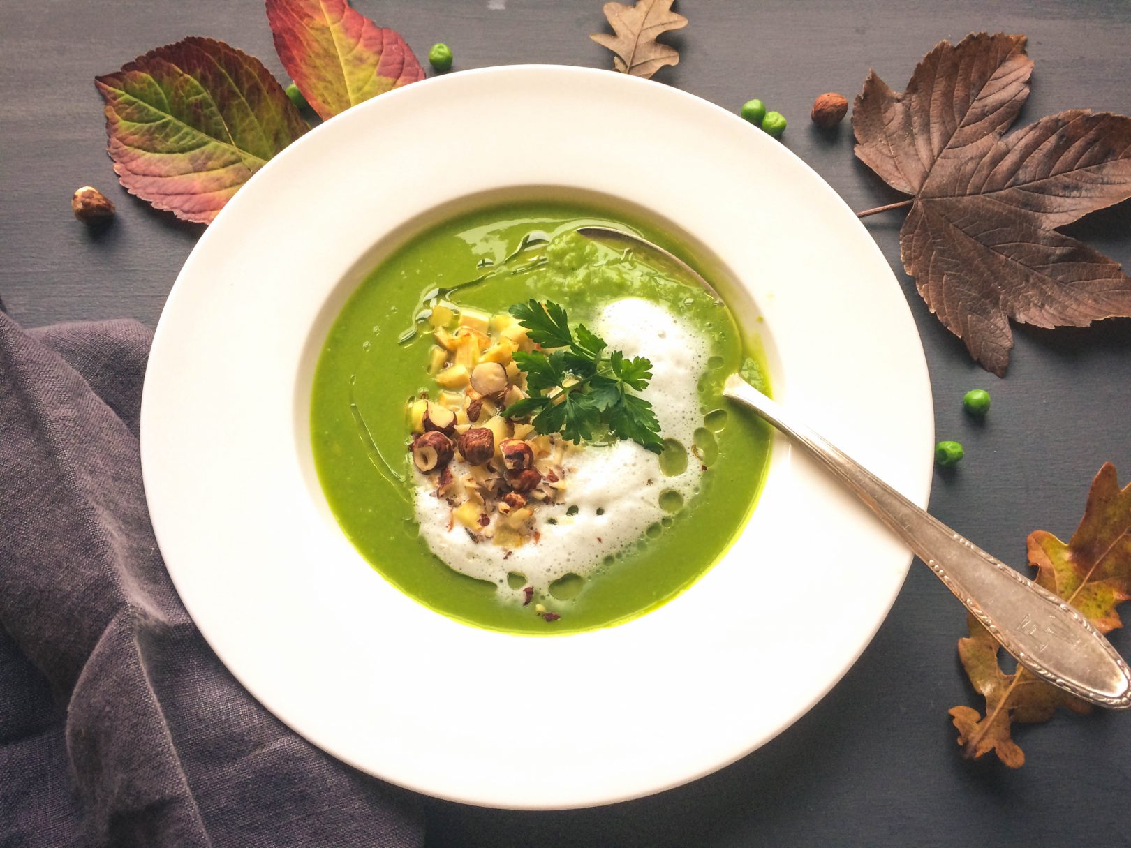 Erbsensuppe mit gerösteter Pastinake und Milchschaum