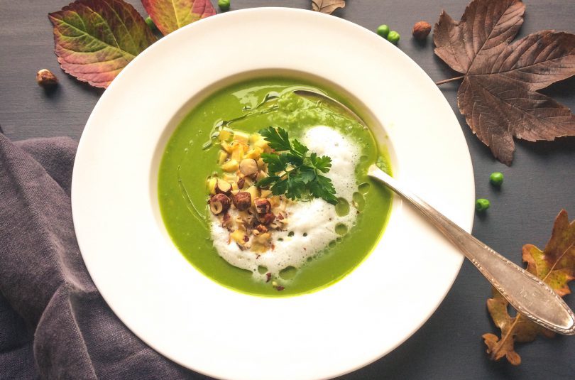 Erbsensuppe mit gerösteter Pastinake und Milchschaum