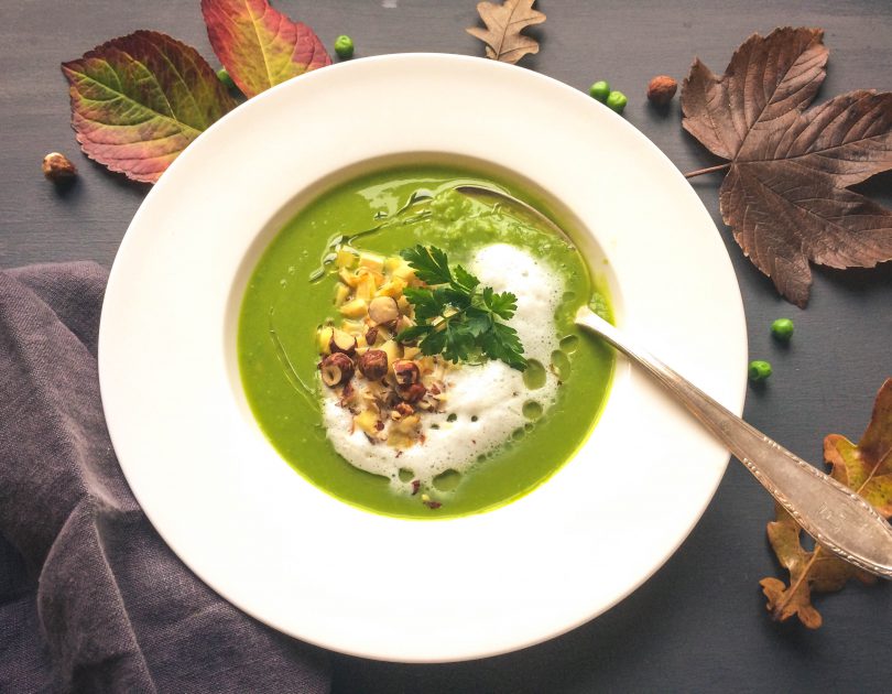 Erbsensuppe mit gerösteter Pastinake und Milchschaum