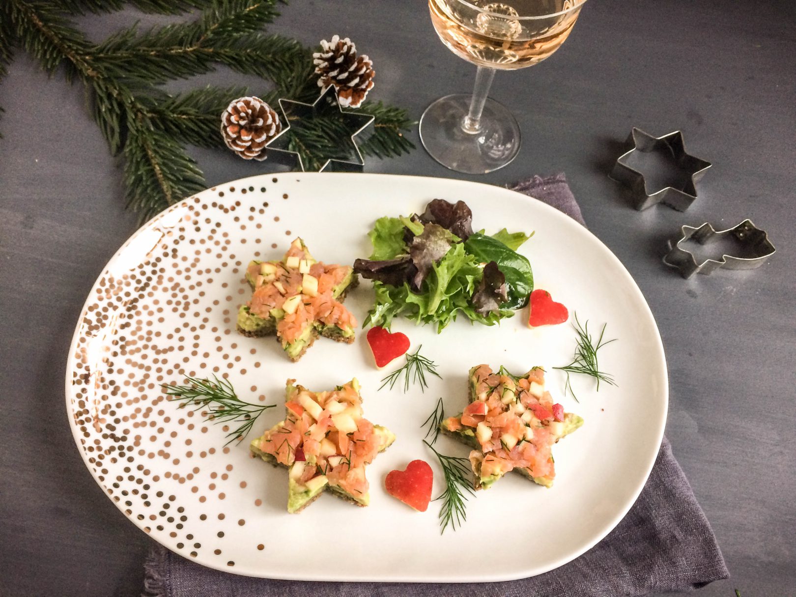 Schwarzbrot mit Avocadomus und Lachs-Apfel-Tatar