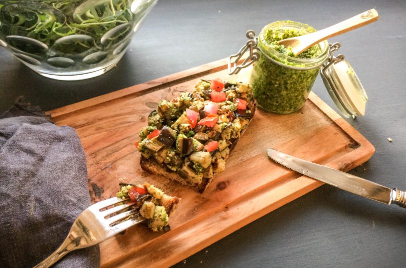 Frisches Brot mit Aubergine und Petersilien-Pesto