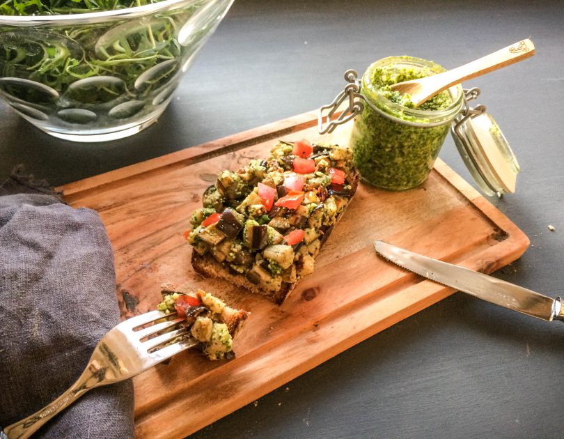 Frisches Brot mit Aubergine und Petersilien-Pesto