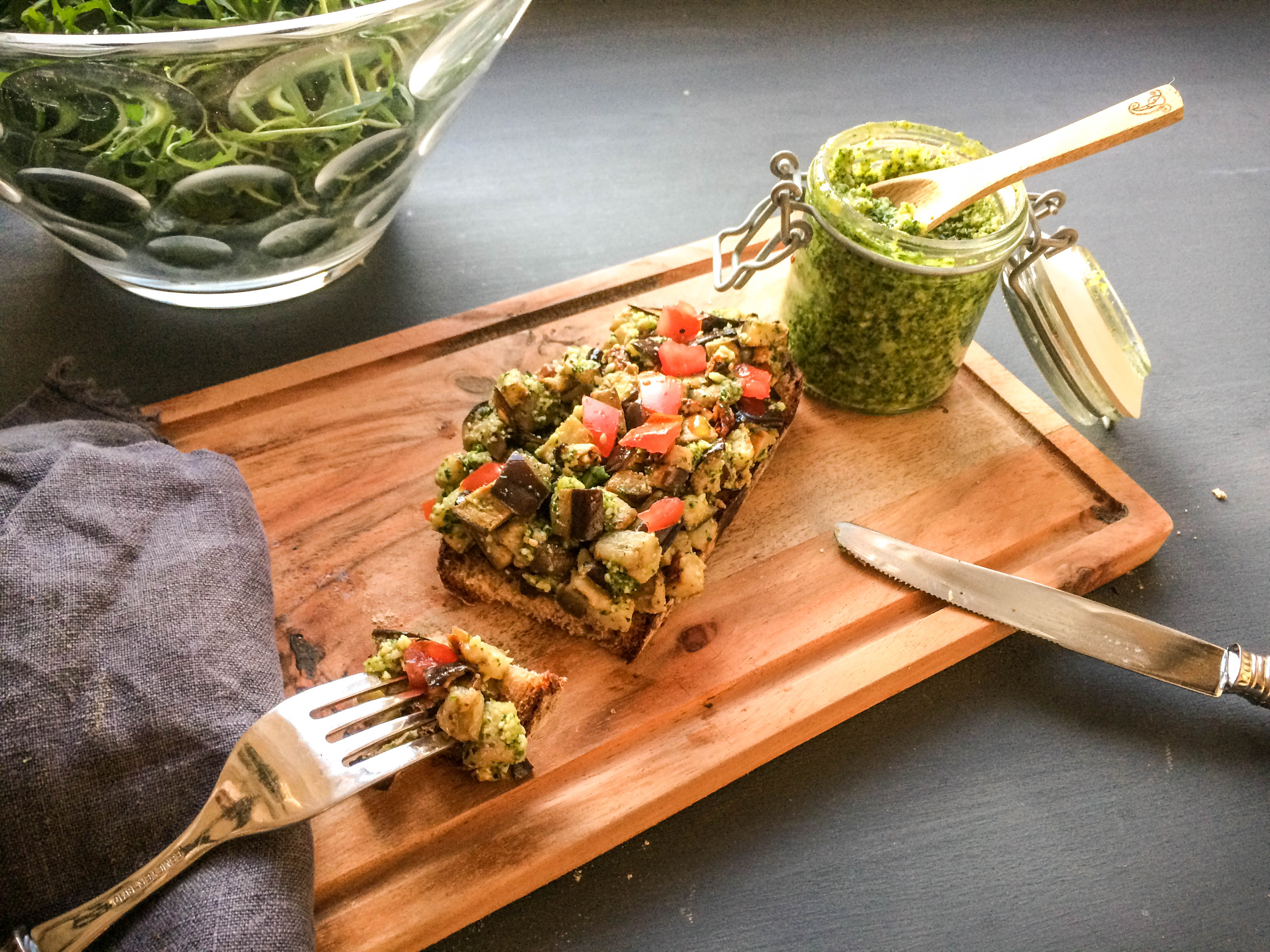 Frisches Brot mit Aubergine und Petersilien-Pesto - Frau Werft