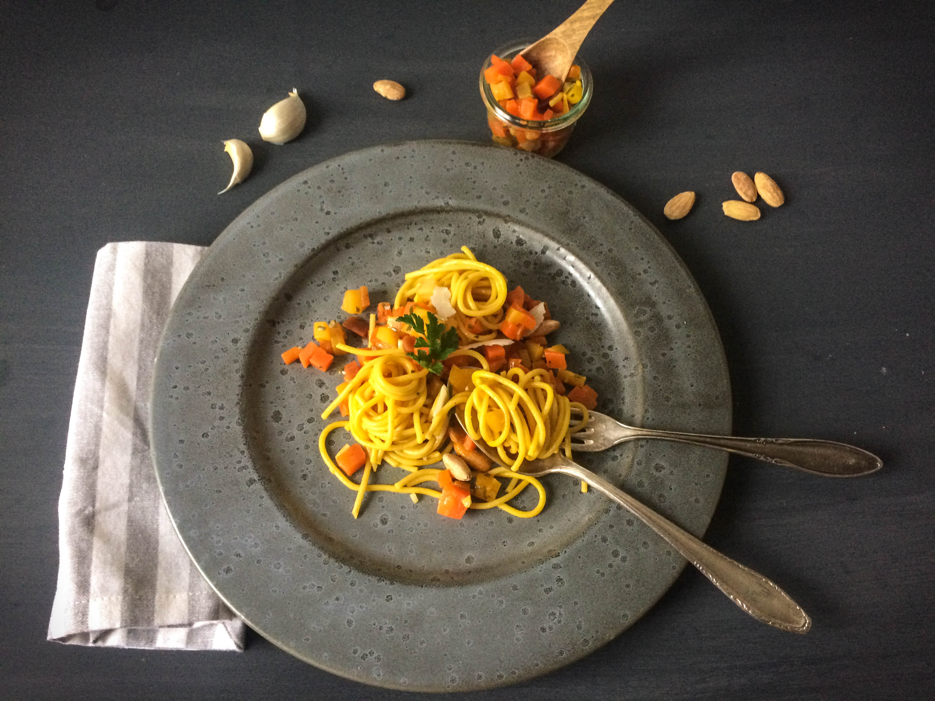 Safran-Spaghetti mit Möhren-Estragon-Sugo - Frau Werft