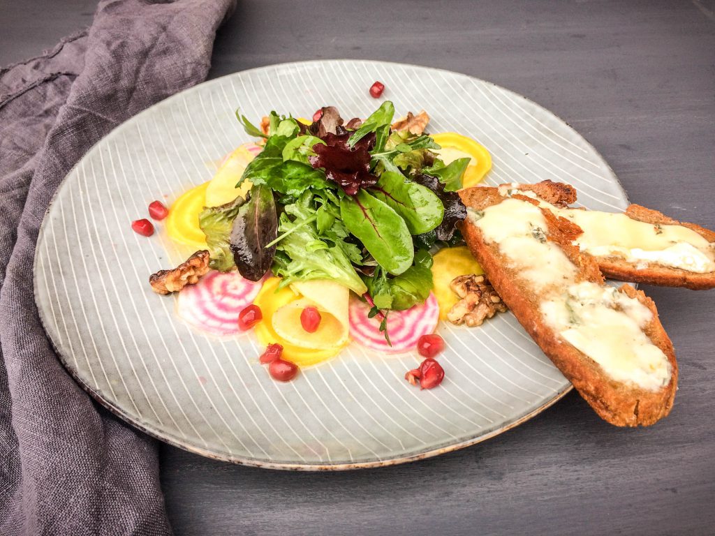 Wildkräutersalat, Ringelbete, Birne und Maulbeeren - Frau Werft
