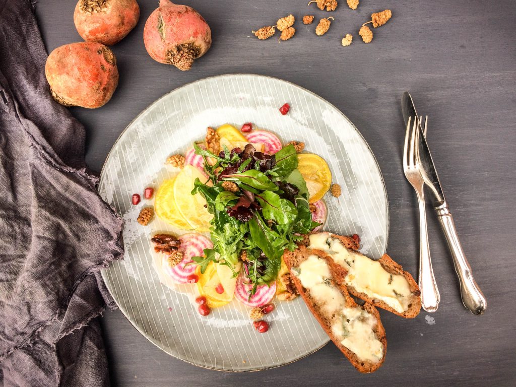 Wildkräutersalat, Ringelbete, Birne und Maulbeeren - Frau Werft