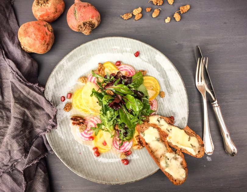Wildkräutersalat, Ringelbete, Birne und Maulbeeren