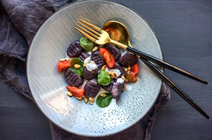 Violette Gnocchi mit Ziegenkäse-Sauce und Pinienkernen