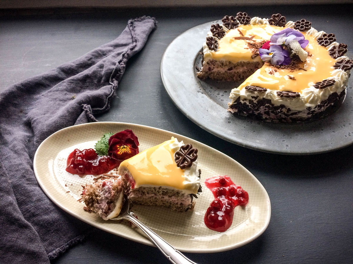Buchweizentorte mit Preiselbeersahne und Eierlikör - Frau Werft