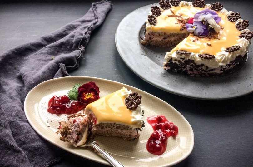 Buchweizentorte mit Preiselbeersahne und Eierlikör