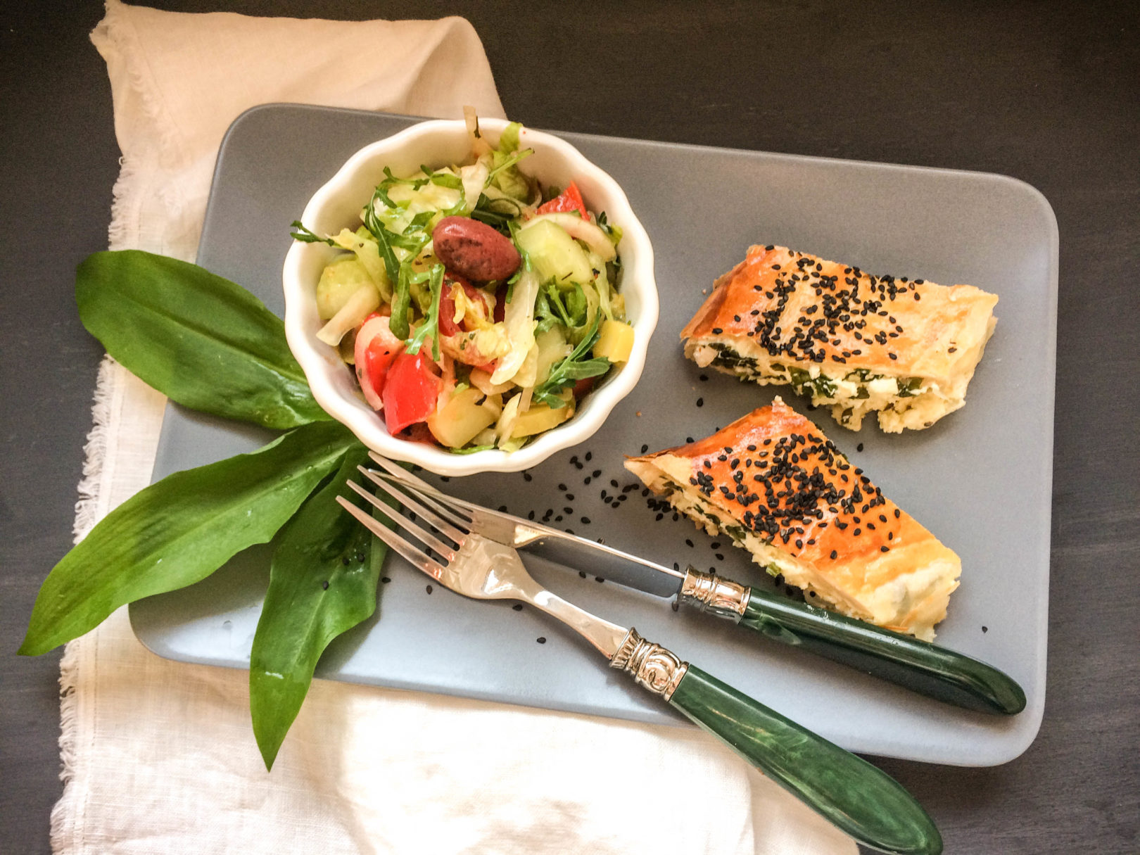 Börek gefüllt mit Schafskäse und Bärlauch