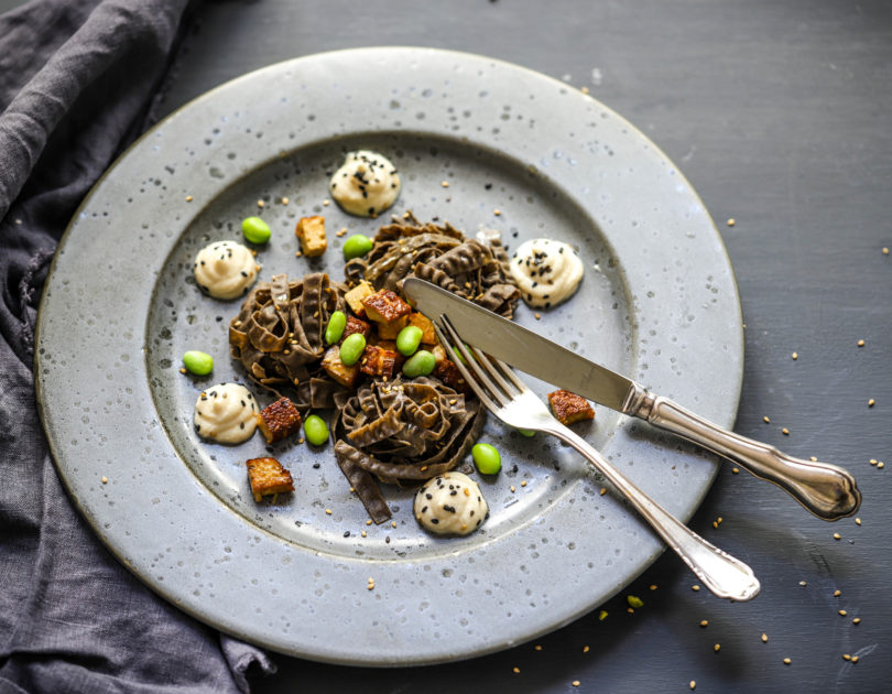 Sojanudeln, Edamame, Tofucreme, Räuchertofu