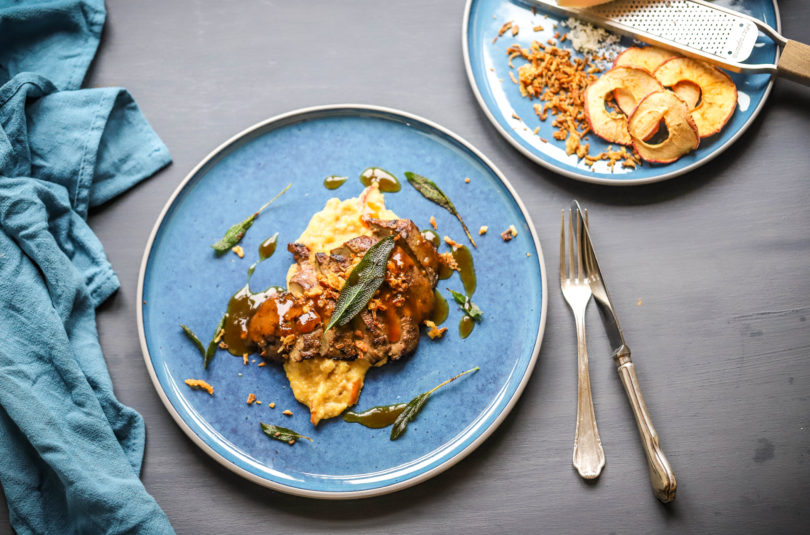 Kalbsleber mit Salbei und Apfel-Röstzwiebel-Polenta