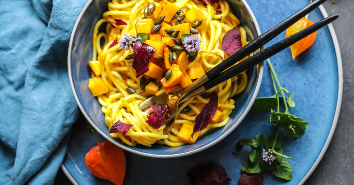 Nudeln mit Kürbissauce, gebratenem Kürbis und Rote Bete Chips - Frau Werft Nudeln mit Kürbissauce, gebratenem Kürbis und Rote Bete Chips - Frau Werft