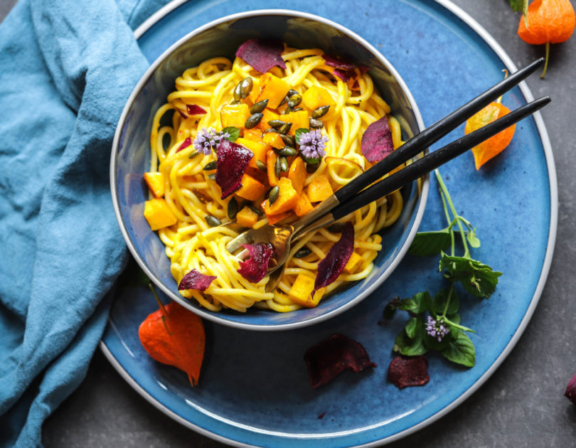 Nudeln mit Kürbissauce, gebratenem Kürbis und Rote Bete Chips