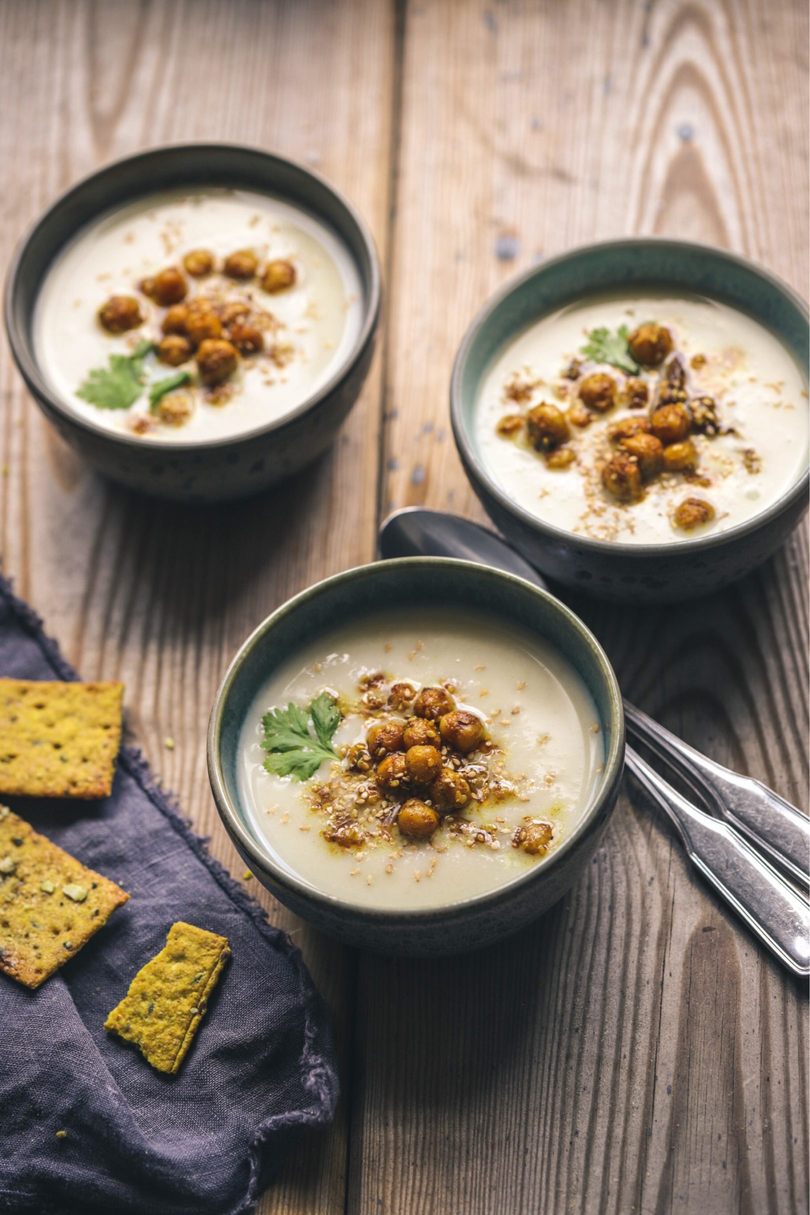 Selleriesuppe mit gerösteten Kichererbsen und Ras del hanout