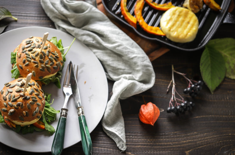 Burger mit Kürbis, Grillkäse und Walnussmayonnaise