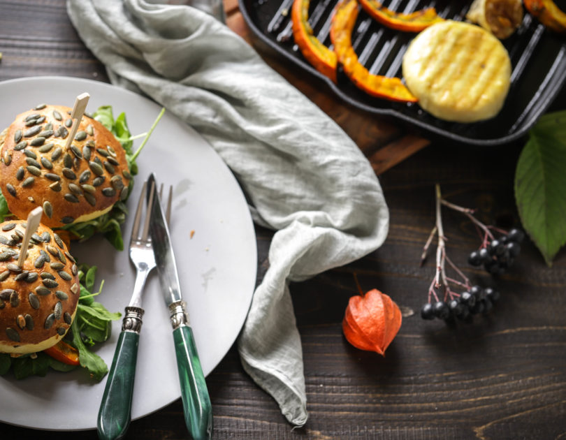 Burger mit Kürbis, Grillkäse und Walnussmayonnaise