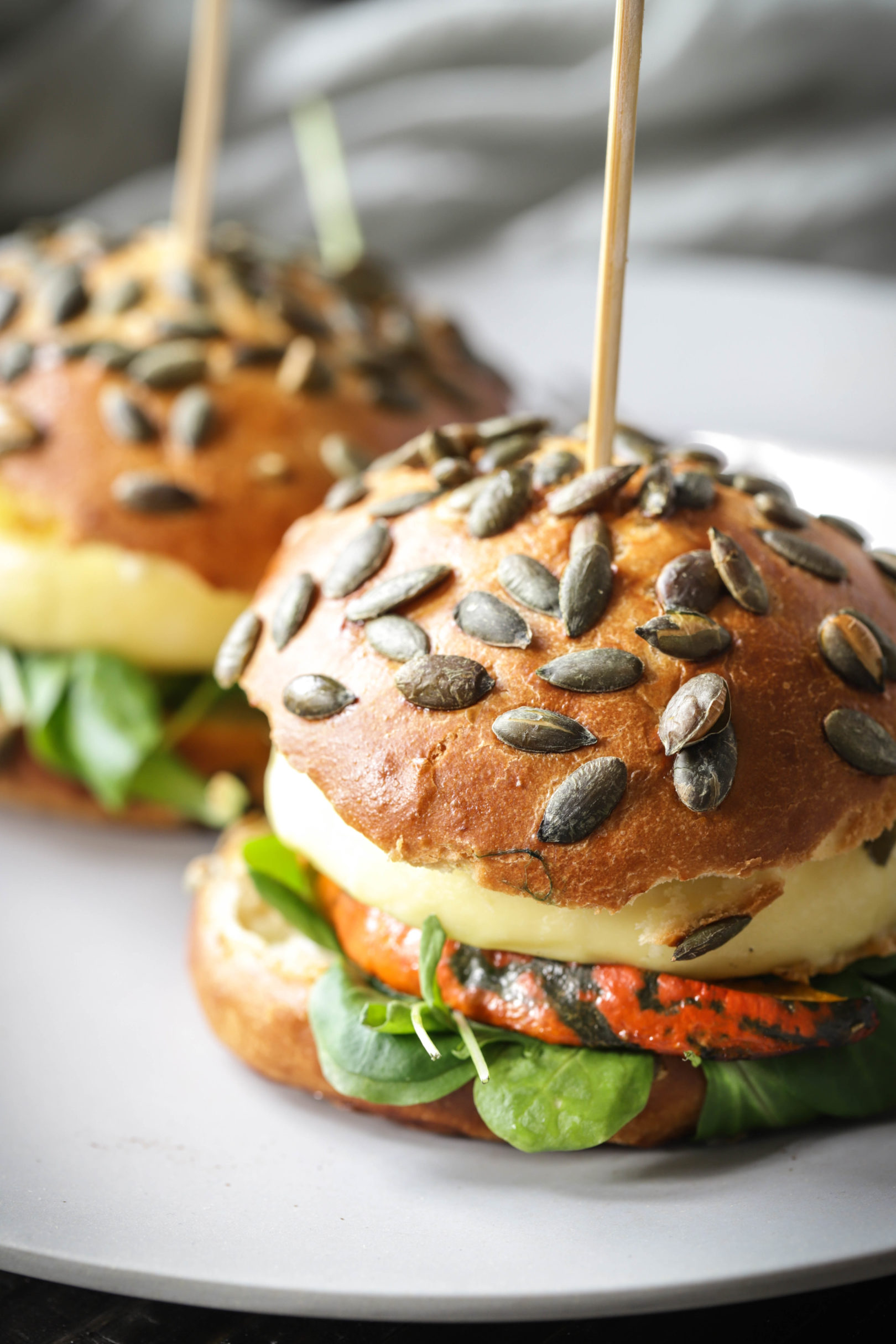 Burger mit Kürbis, Grillkäse und Walnussmayonnaise