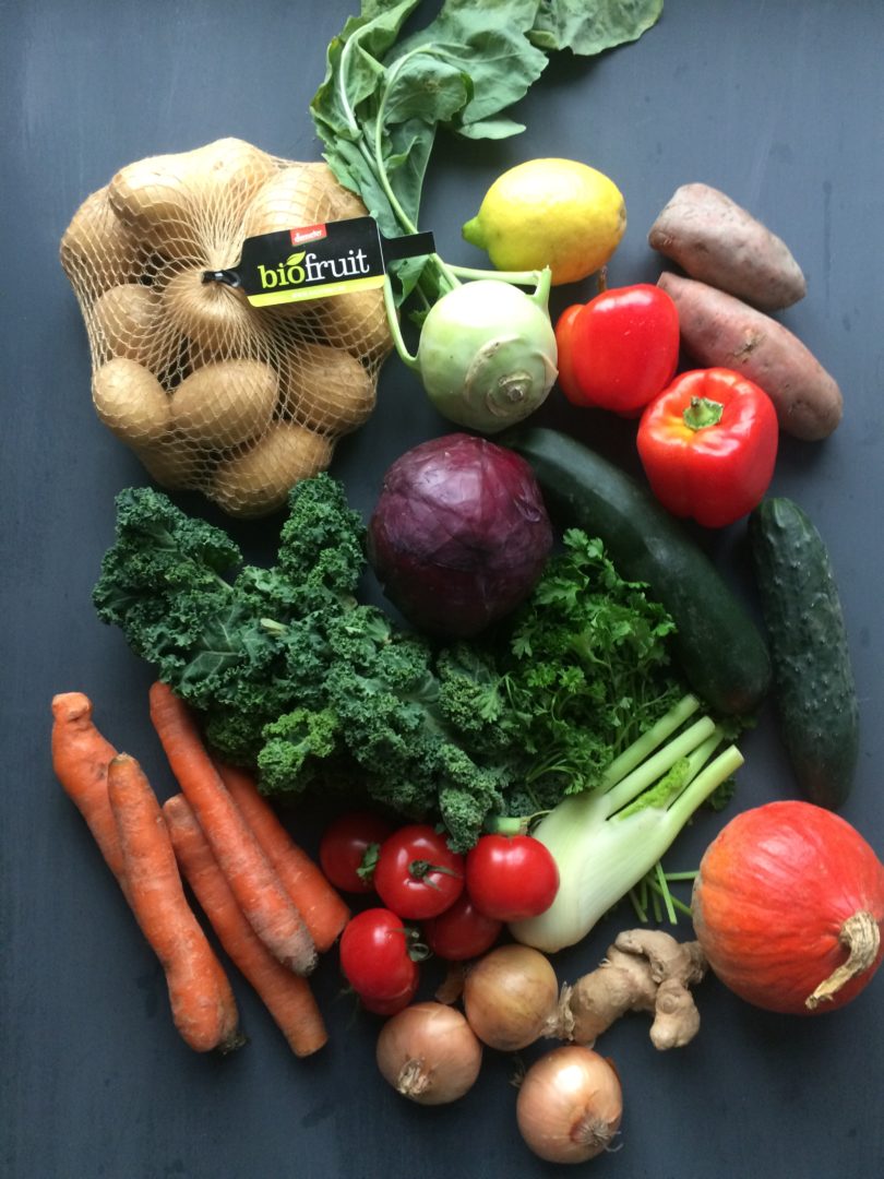 Etepetete Bio-Kiste mit krummem Obst und Gemüse