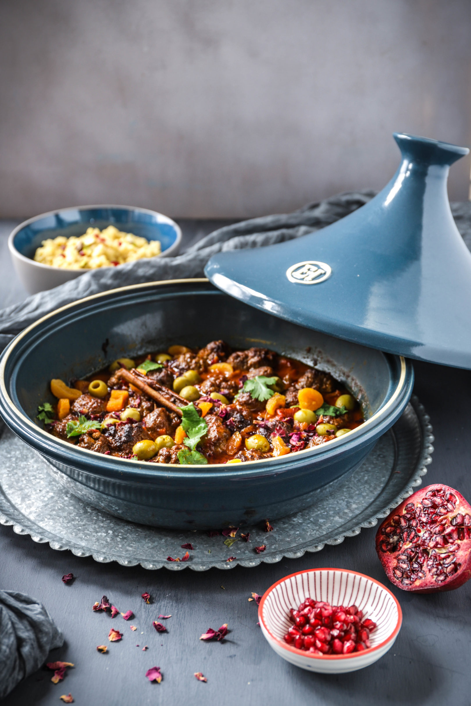 Tajine mit Hackbällchen, Aprikose und Rose