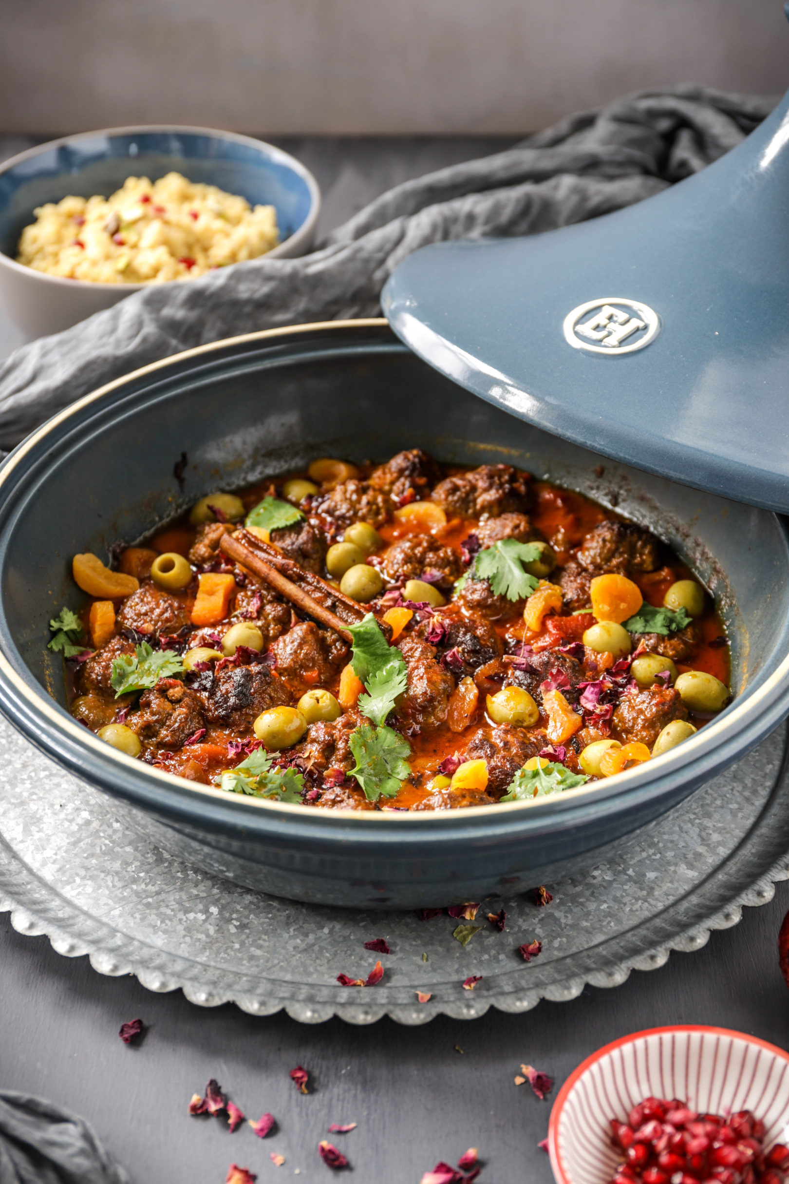 Tajine mit Hackbällchen, Aprikose und Rose - Frau Werft