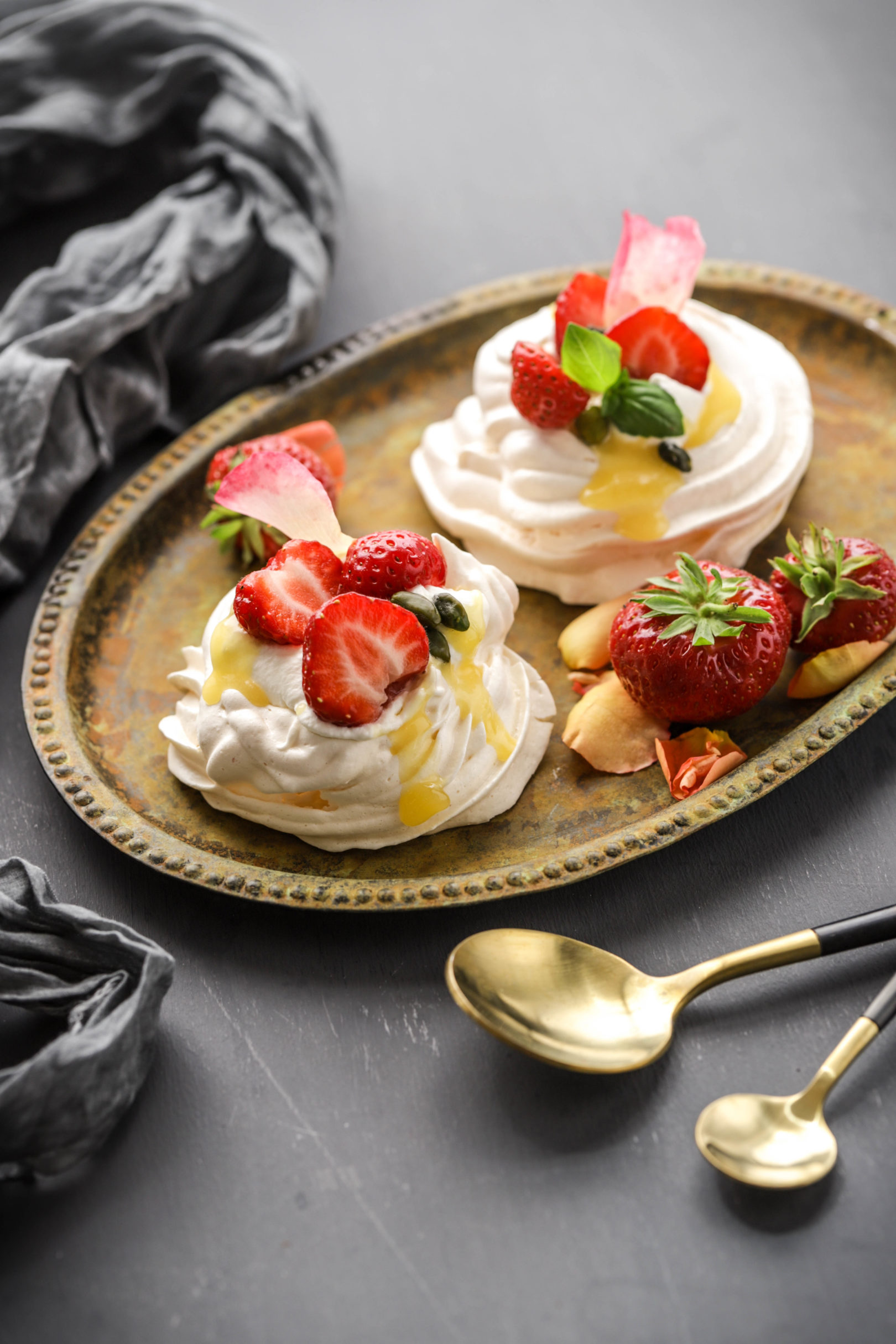 Pavlova mit Safran-Baiser, Kardamomsahne, Lemoncurd, Erdbeeren und Sahne