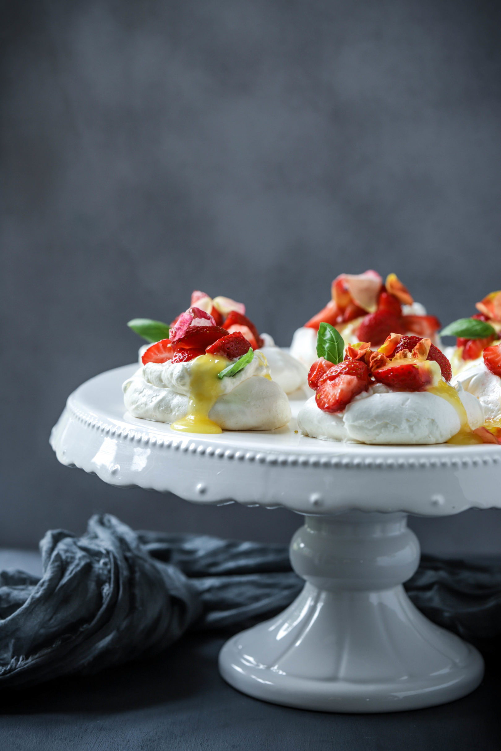 Pavlova mit Safran-Baiser, Kardamomsahne, Lemoncurd, Erdbeeren und Sahne