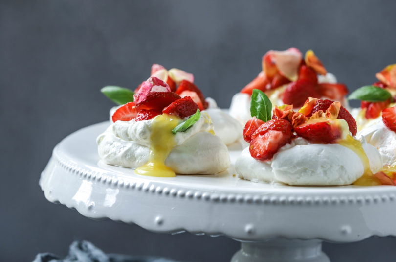 Pavlova mit Safran-Baiser, Kardamomsahne, Lemoncurd, Erdbeeren und Rosenblättern